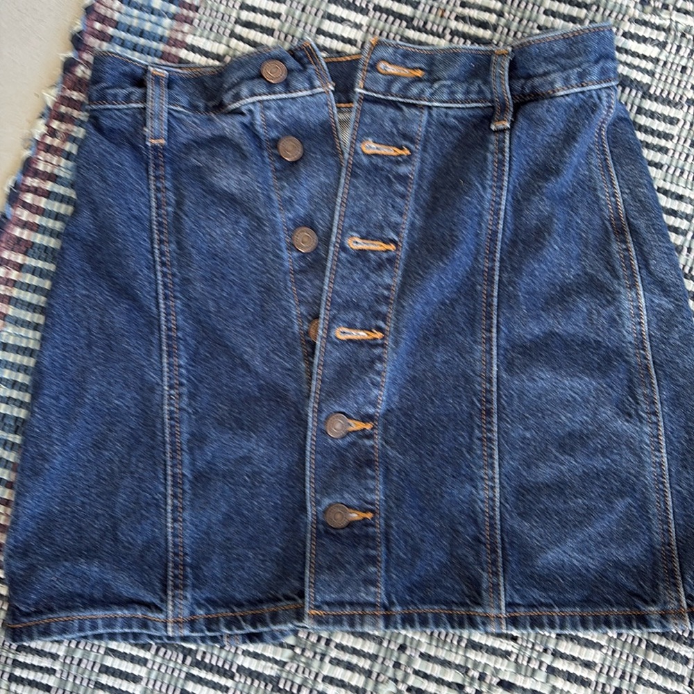Like new Levi’s denim skirt. I’m a size 6 and it fits.